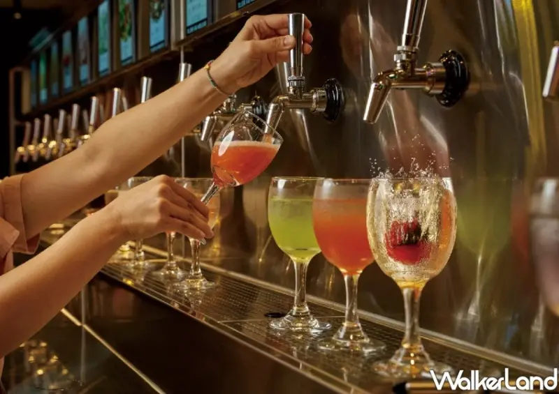 萬聖節變裝送龍蝦！台北夜店系火鍋「椒朋友」，調酒拉吧 GODIVA吃到飽。