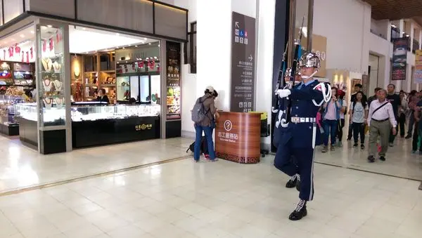 觀光客很愛看的中正紀念堂衛兵交接!