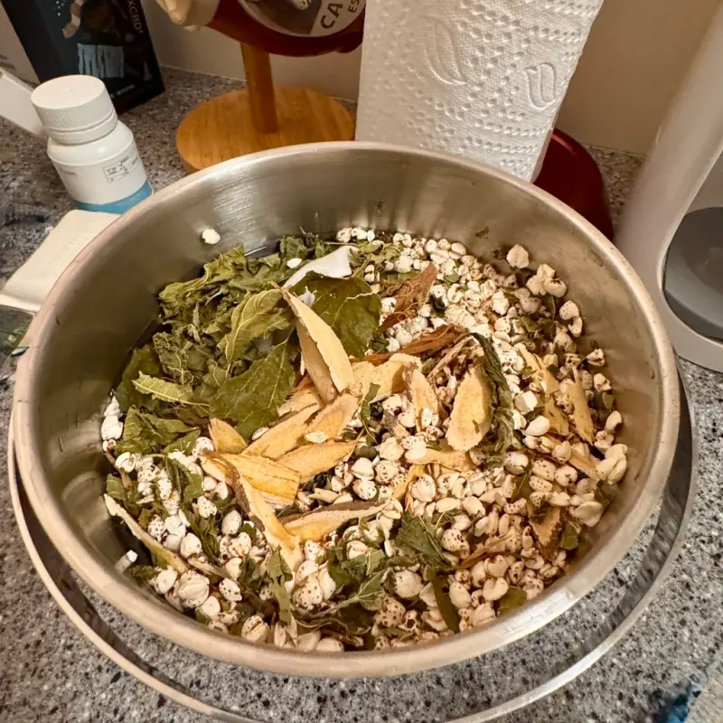 蕎麥收汗茶 乾材下鍋畫面