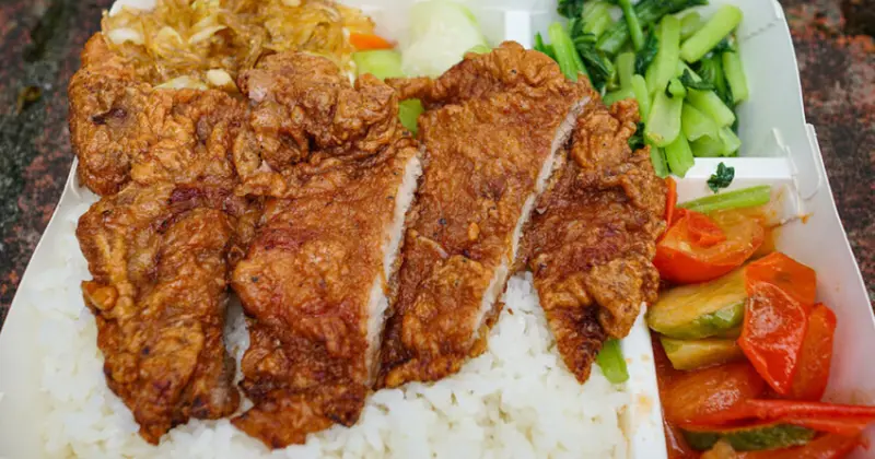 景美夜市便當老字號！再福排骨招牌炸排骨飯香酥入味，在地人激推