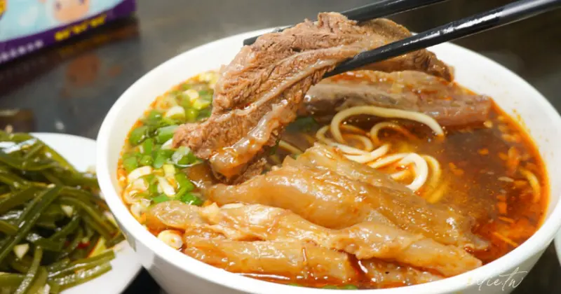 基隆牛肉麵推薦！小羅牛肉麵奪紅燒組銀牌，半筋半肉超軟嫩大塊必吃。