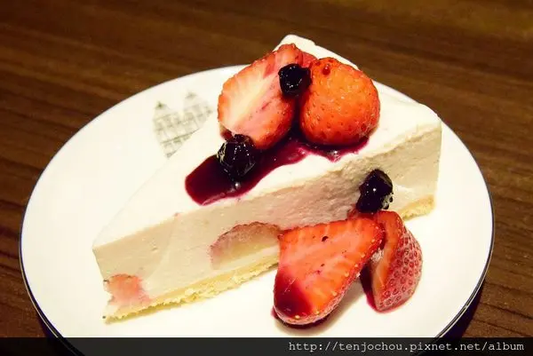 花花，甲飽沒【台北食記】Leisure cafe 隱身住宅區的手工蛋糕甜點店 咖啡也好喝 無線網路 免費插座 不限時久坐咖啡店 民生社區小巨蛋