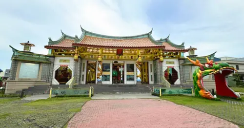 彰化室內景點首選！全台唯一玻璃媽祖廟台灣玻璃館，黃金隧道視覺迷宮必拍。