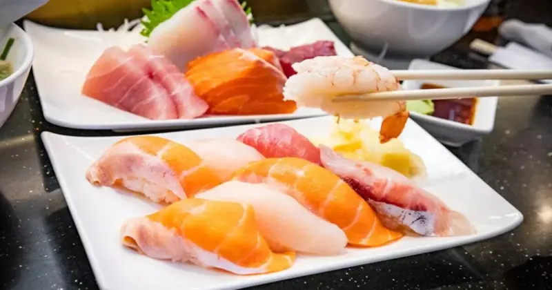 迪化街高CP值日料！永樂市場 丸隆生魚行現切生魚片，滿料味噌湯喝到飽。