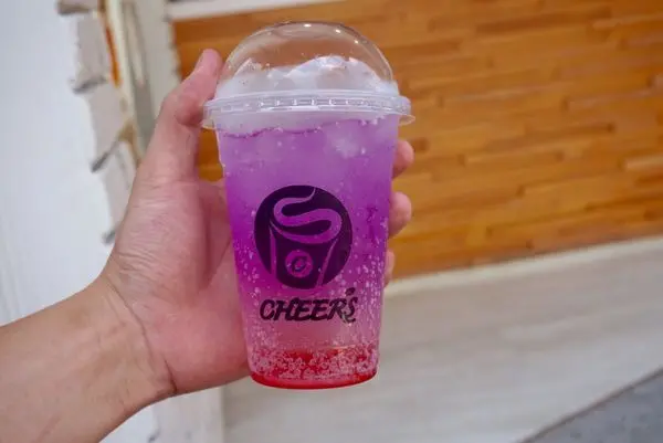 《淡水美食》蝶豆花在淡水也能喝到囉，好喝且有美麗的氣泡漸層色♥♥♥