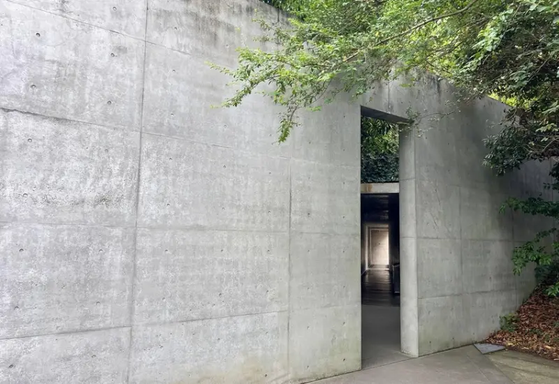 從瀨戶內海直島的一棟百年町家「安藤忠雄博物館」，正式揭開安藤忠雄的建築宇宙。