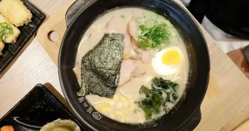 台中勤美隱藏版拉麵！信川屋不只豚骨雞白湯濃郁，七彩麵條更吸睛。