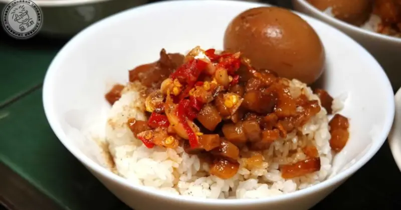 台北人氣羊肉湯樂天羊肉！配10元佛心價滷肉飯，湯鮮肉嫩CP值爆表。