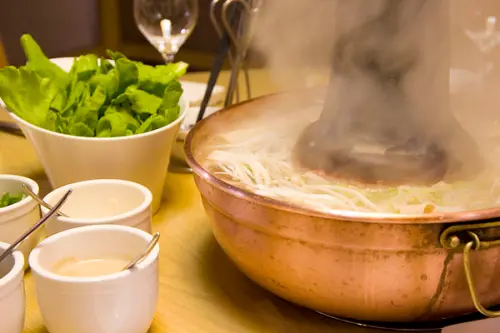 老舅的進擊，台中知名酸菜白肉鍋進軍台北松山區 