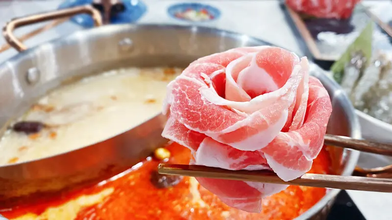 台北東區火鍋【新肉多多】鍋物界的卡地亞出現了，霸氣寵粉的火鍋天王，質感直拉天際，捷運忠孝敦化4號出口推薦人氣深夜火鍋！