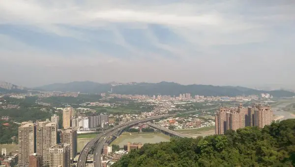 獅頭山步道：俯瞰北二高的絕佳視野(新店)