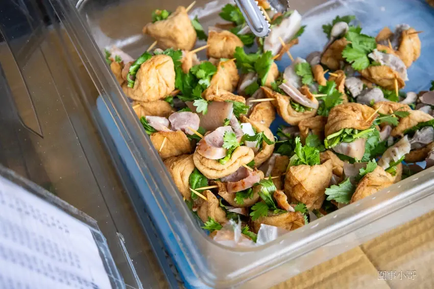 宜蘭傳統小吃推薦-復元行季節限定一串心！口味多樣搭配特製沾醬好吃到停不下來啦，美味的大腸包香腸加蘋果泡菜也讓人口水直流。 @圍事小哥的幸福相框