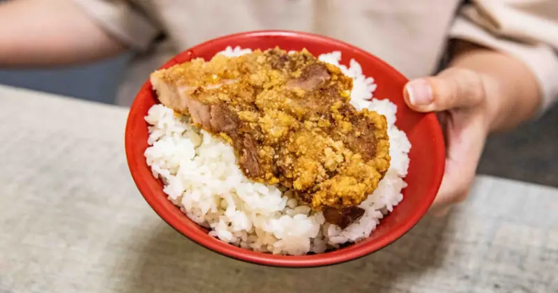 花蓮美食宵夜！陳家食堂招牌炸肉飯 炒麵，免費加青龍辣椒小魚乾。