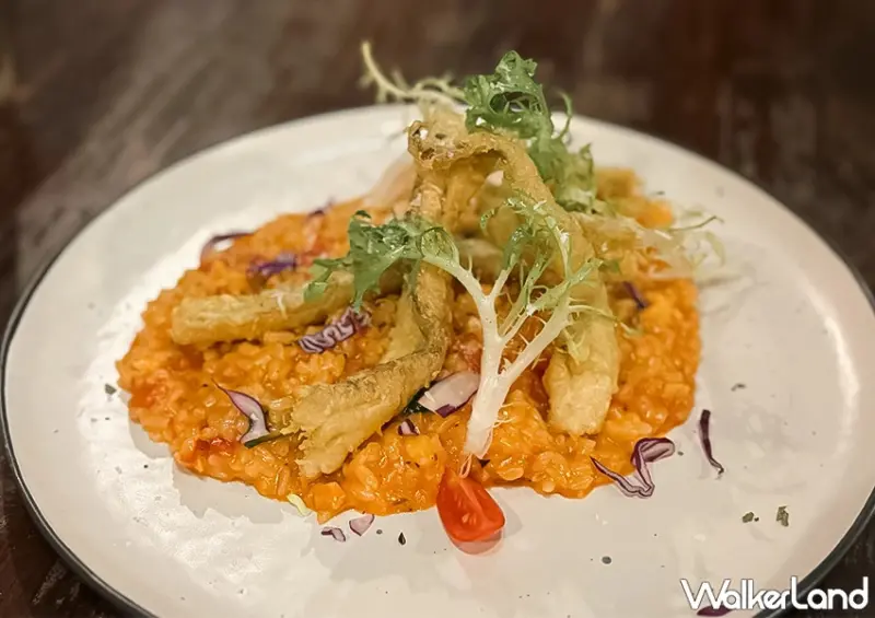 基隆正濱漁港美食推薦！河豚很多 在防空洞裡面吃飯，義大利麵、窯烤披薩都有。