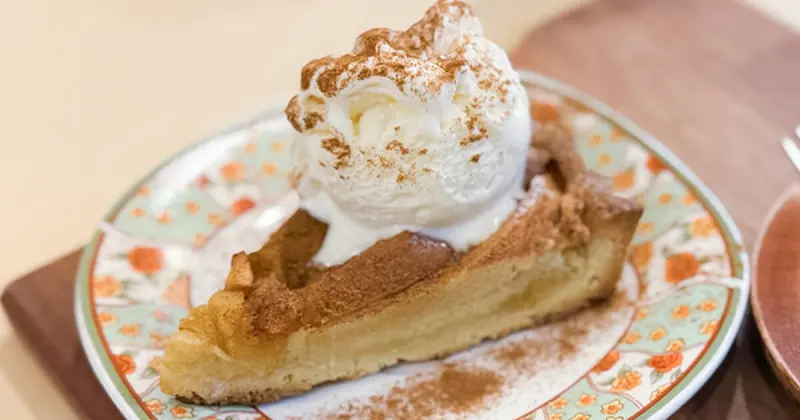 士林不限時咖啡廳！凹屋珈琲 菜單烤蘋果派必點，近捷運士林站、早上也有營業。