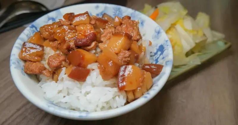 土城流淚滷肉飯開箱！土城央二巷滷肉飯，瘦肥肉分開滷搭好米、不加味精開吃。