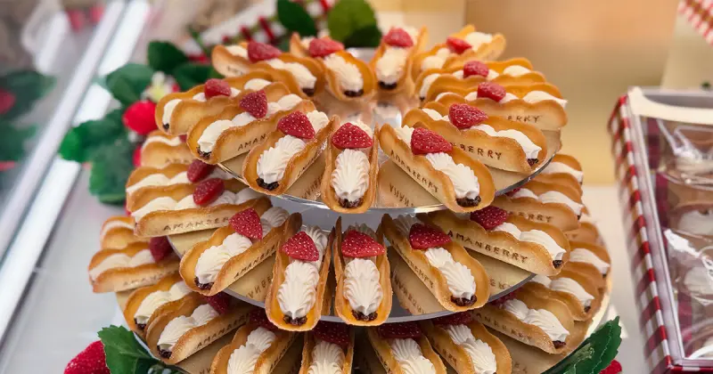 博多車站售完沒關係！福岡必買伴手禮 AMANBERRY 機場也能買到，草莓奶油夾心餅乾必買。