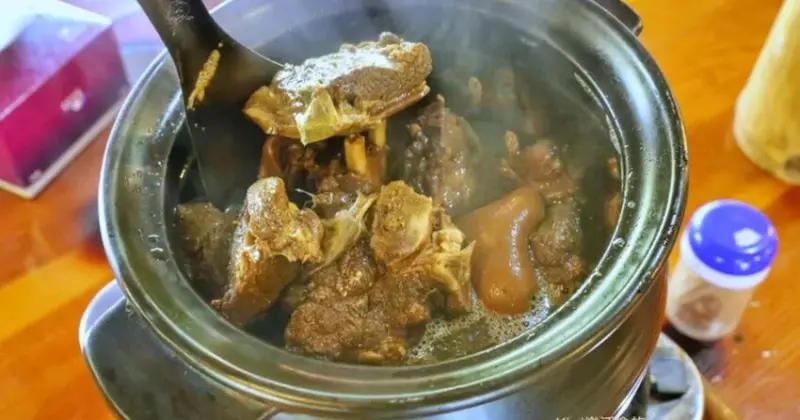 台南龍崎王家燻羊肉！必吃稻穀悶燒土羊肉爐、涼拌羊肚，還有迷你動物園。