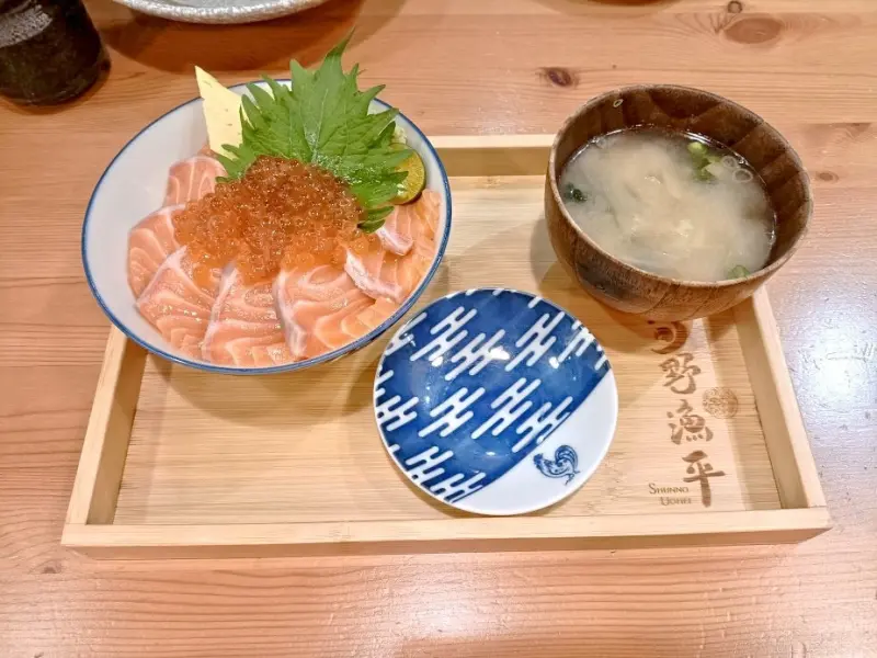 板橋訂位爆滿名店！板橋旬野漁平，鮭魚親子丼必點！鮮厚鮭魚敲進心坎裡