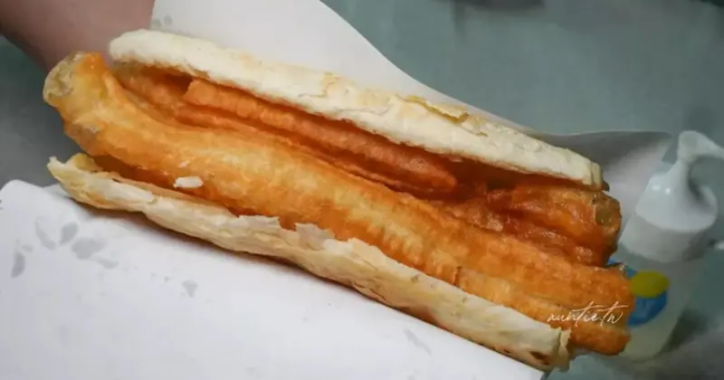 台北最強燒餅油條！萬華豆漿燒餅店凌晨4點開賣，傳說中不油膩燒餅油條。