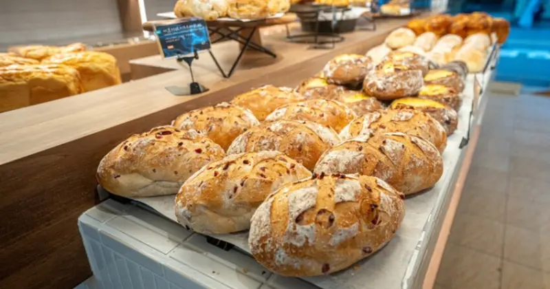 板橋江子翠捷運站麵包控瘋搶「麵包同話」TOP5人氣麵包一吃上癮。