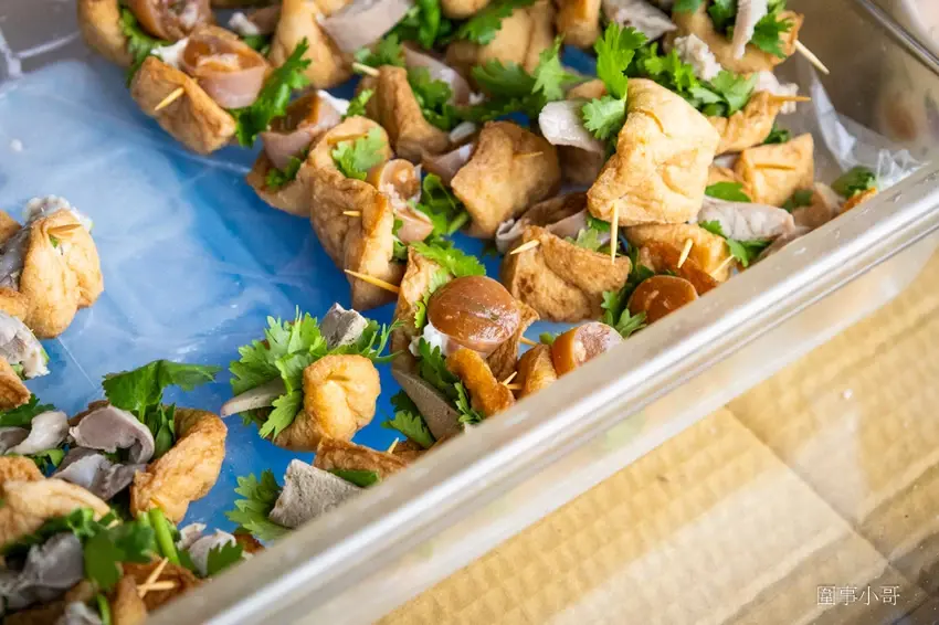 宜蘭傳統小吃推薦-復元行季節限定一串心！口味多樣搭配特製沾醬好吃到停不下來啦，美味的大腸包香腸加蘋果泡菜也讓人口水直流。 @圍事小哥的幸福相框