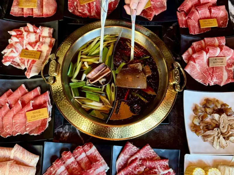 【松江南京麻辣火鍋推薦】石撈麻辣鴛鴦鍋不分平假日只要698元就可以吃到飽還可以加價升級和牛、天使紅蝦CP...