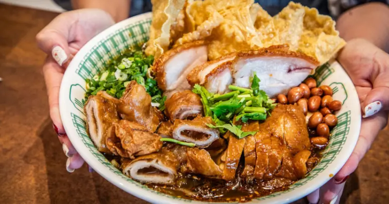 小螺波板橋店開吃！酸香螺螄粉飽足系，爆量配料必吃推薦。