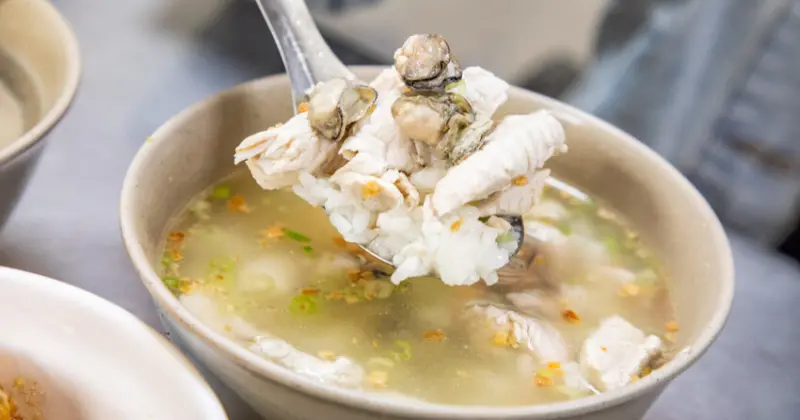 台南早餐首選！米其林推薦大勇街無名鹹粥，澎湃虱目魚鮮蚵粥排隊也要吃。