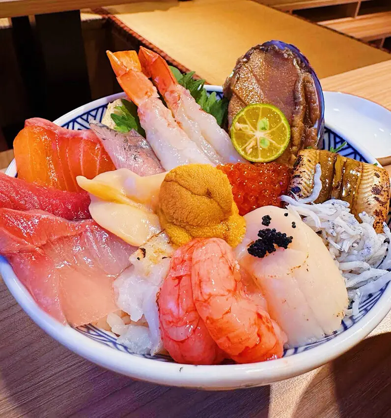 [台北日式]新莊區幸福站「坐著做。海鮮丼飯專門店（新莊幸福店)」新開幕巷子內藏不住的浮誇平價日料/超佛超狂各式新鮮丼飯/湯品飲品無限續/套餐選擇多/附菜單