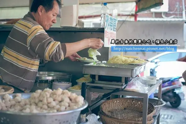 【食在Tainan】簡單即是美味，肉燥飯+綜合丸湯=王道。福生小食店