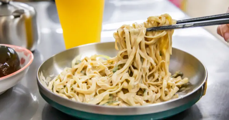 嘉義涼麵必吃！老饕激推 涼麵四味果汁文化店，在地人從小吃到大。