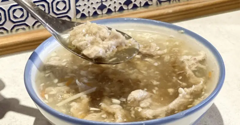 阿娘給的蒜味肉羹，蒜香濃郁成排隊傳奇！更被譽為宜蘭蒜味肉羹的始祖