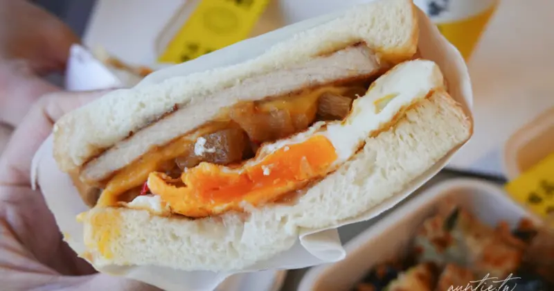 內湖科技園區早午餐！晚安早餐皮蛋肉鬆蛋餅必吃，上班族最愛推薦。