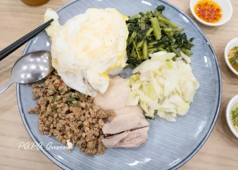 台中老陳海南雞飯人氣爆棚！海南雞飯與打拋豬雙拼一吃就回不去。