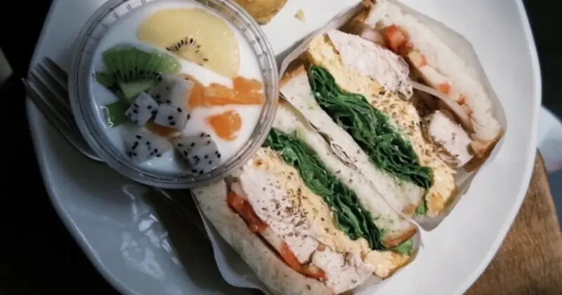 台南新化咖啡廳！貓咪咖啡店Kizuna Café，健康系舒肥雞早午餐。