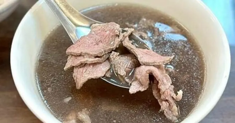 24小時台南牛肉湯！億哥牛肉湯台南人必訪，溫體牛現沖鮮甜好喝。