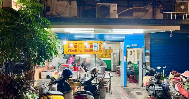 板橋宵夜首選！江子翠豬腸伯油飯，在地30年傳奇老店推薦。