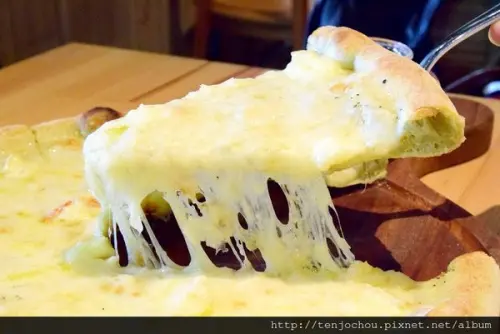 花花，甲飽沒【台北食記】超牽絲四起司野菜pizza！搭配蜂蜜更是好吃　Potager Garden菠啾花園 蔬食素材餐廳推薦 內湖