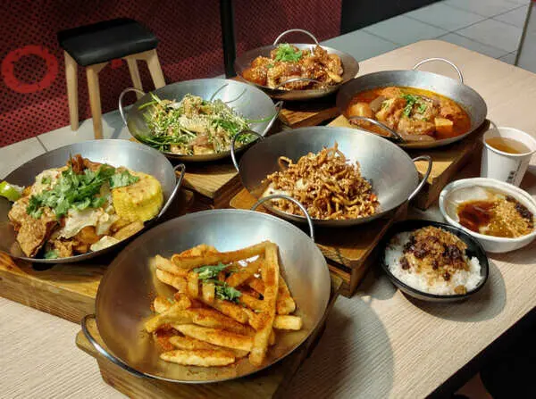 宵夜首選🔥 小辛辣麻辣乾鍋，內用自助吧狂嗑肉燥飯＋冰粉