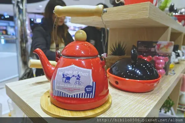 『景點購物』 台北信義  尖叫聲～海外第一家 迪士尼官方授權 『迪士尼 zakka 雜貨屋』滿滿迪士尼週邊商品任君挑選 我每個杯盤都想要掃回家『文末有詳細店家資料』