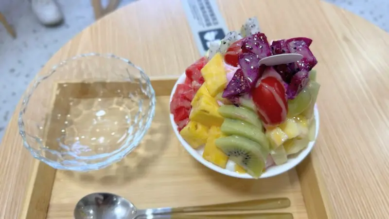 桃園新開網美冰店【果魂雪冰Fruit Soul 】超浮誇大碗水果雪花冰/一次吃到十種現切水果超滿足的/擺盤精緻充滿儀式感/桃園CP值高冰店