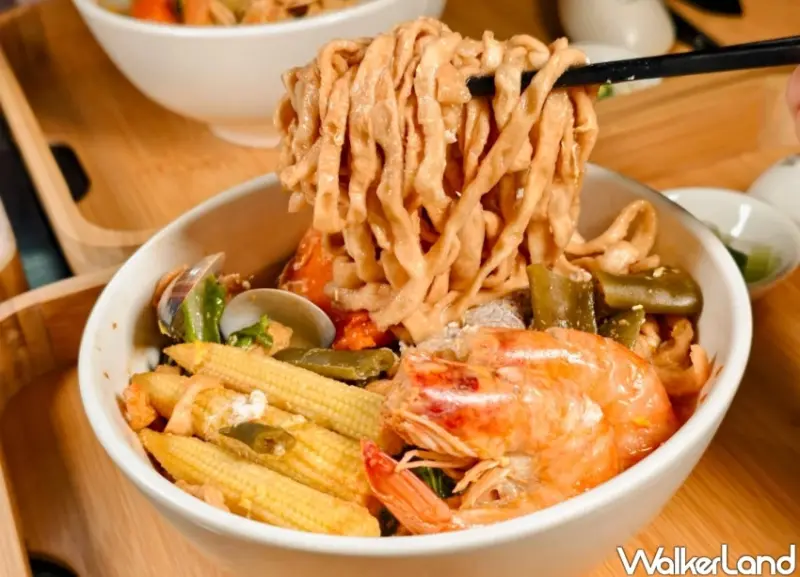 高雄鍋燒麵推薦！謙稻鍋燒湯頭真材實料，剝皮辣椒與叻沙風味都不容錯過。