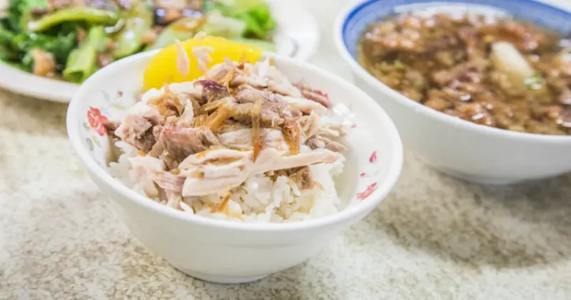 嘉義火雞肉飯推薦！阿溪火雞肉飯天還沒亮就在排，嘉義市場美食必吃。