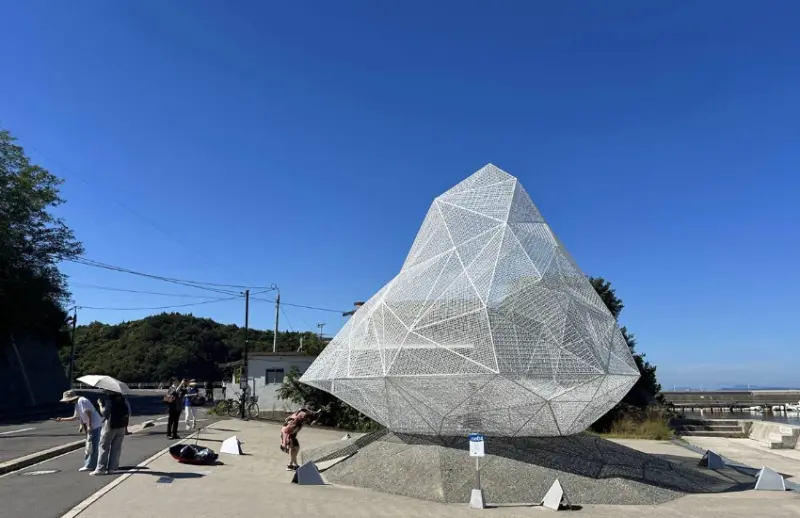 瀨戶內直島最棒的玩法，踩著單車，不用刻意規劃，卻恰到好處的海岸線與藝術風景。