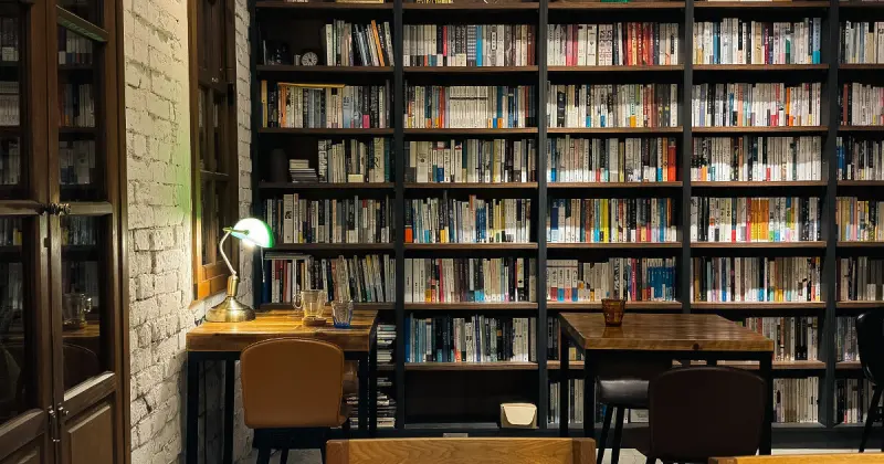 中山站不限時咖啡廳！浮光書店 復古老宅氛圍、營業到晚上10點，赤峰街獨立書店推薦。