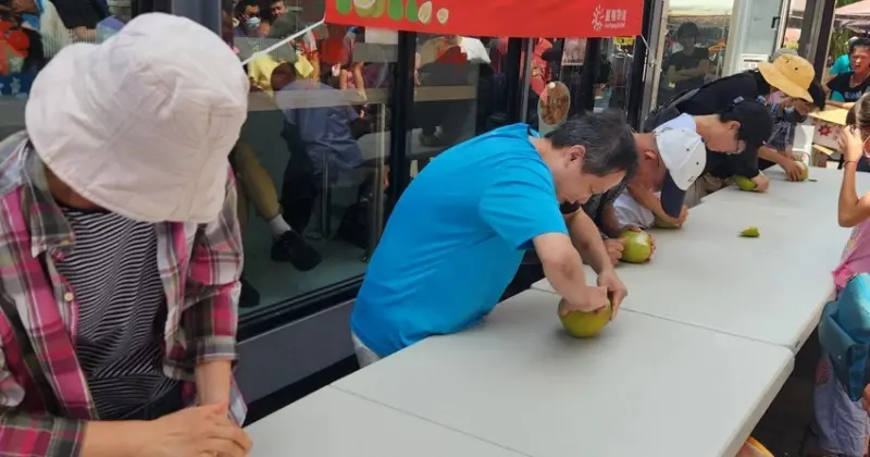 三重重新市集「柚見快手」剝柚子比賽獎金高達2000元！報名即可參賽，挑戰你的剝柚神技。