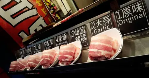 ▌逢甲• 韓國8色肉 ▌薇拉小公主超驚訝的 • 原來韓國8色肉可以站著吃 ???