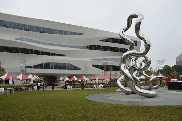 融合建築美學與文藝氣息的知識寶庫~~國立公共資訊圖書館