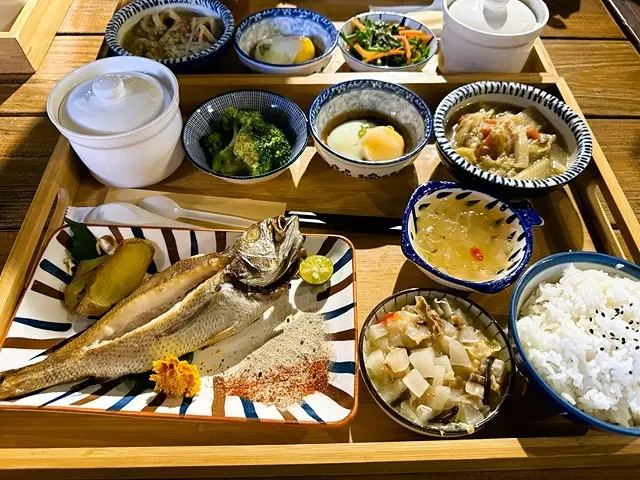 2025在地海味與文青風格的交會，二漁咖啡-鮮魚定食、中興文